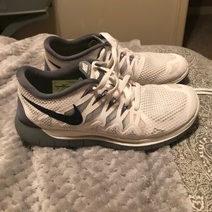 Women’s size 8 white & grey Nike